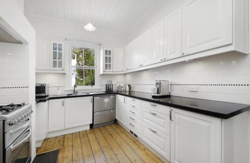 Wentworth Falls House | Poets Cottage c1912 Scenic Hikes, Fire, Spa Bath