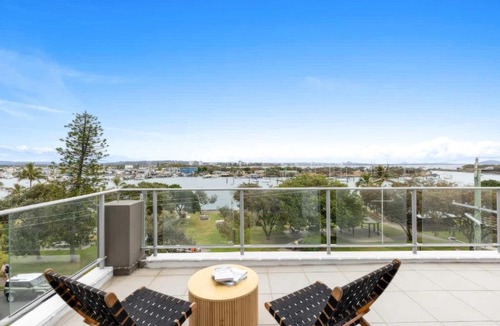 Buddina Apartment | Point Cartwright Penthouse - Ocean and River Views