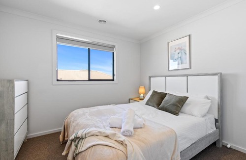 Point Cook House | Point Cook Spacious and Comfy 4BR 3BA Haven C9