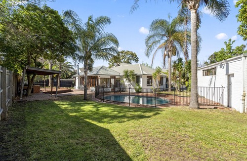 Brighton East House | Pool Large 5BR Home BBQ 5 Car Parks Central