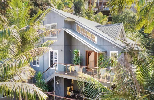 North Avoca House | Pool & Spa · Home Theatre · Walk to Beach
