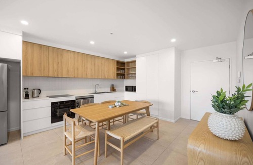 Birtinya Apartment | Poolside 2-Bed Apartment at Lake Kawana