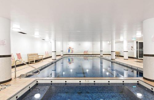 Pyrmont Apartment | Poolside 2-Bed Haven, Walk to City Centre