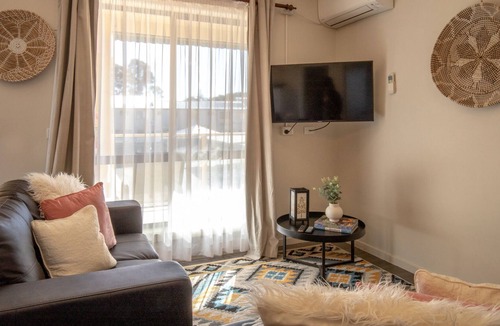 Batehaven Apartment | Poolside 2-Bed Unit, Next to Casey’s Beach