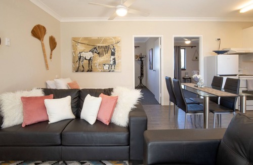 Batehaven Apartment | Poolside 2-Bed Unit, Next to Casey’s Beach