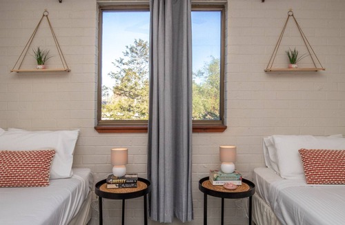 Batehaven Apartment | Poolside 2-Bed Unit, Next to Casey’s Beach