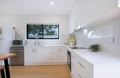 Macgregor House | Poolside Family Cottage near Shopping Towns