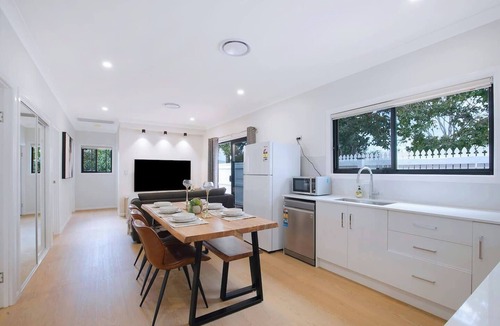 Macgregor House | Poolside Family Cottage near Shopping Towns