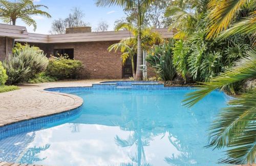 Rosebud House | Poolside Palms Oasis