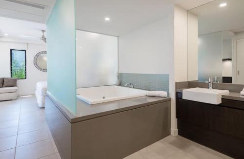 Craiglie Apartment | Poolside Relaxation - Resort Retreat with Beach Access