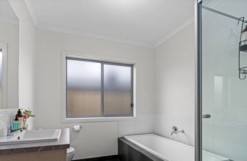 Shepparton North House | Popular Villa #2 · Popular Villa - Spacious 4 Bedroom Home
