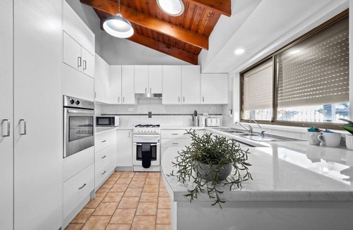 Loganlea House | Prime Location | Train, Hospital & Shops Nearby