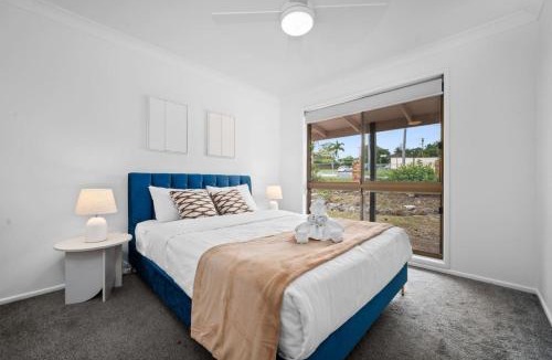 Loganlea House | Prime Location Train Hospital and Shops Nearby