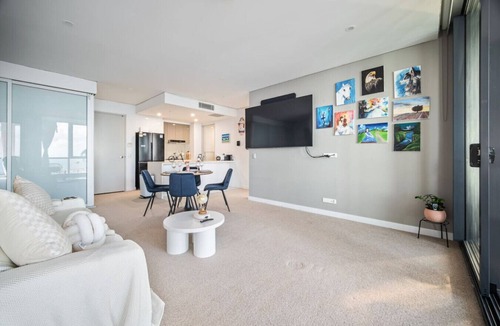 Southport Apartment | Prime Location | Wake Up to Ocean Views | Pool