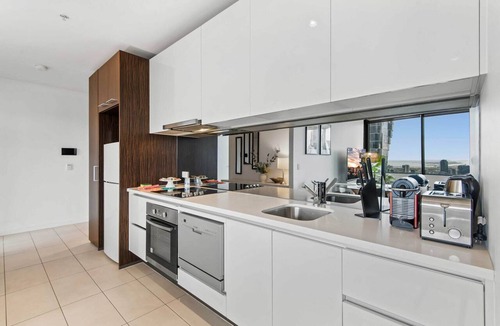 Melbourne Central Business District Apartment | Pristine 2-Bed Central Apartment with City Views