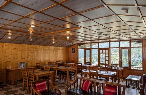 Kandaghat Hotel | pristine mountain lodge