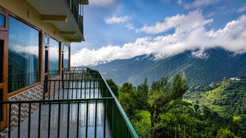 Kandaghat Hotel | pristine mountain lodge