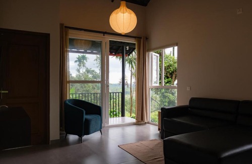 Vayittiri Villa | Private 2BHK-AC Estate stay with sunrise view