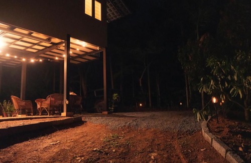 Vayittiri Villa | Private 2BHK-AC Estate stay with sunrise view