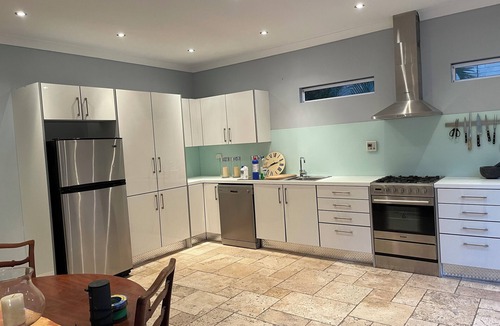 Seaforth House | Private, clean & charming cottage, close to beaches, transport & restaurants.