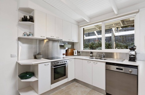 Sorrento House | Private coastal getaway, alfresco dining, Back beach locale (sleeps 7)