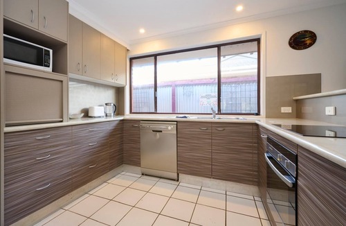 Coffs Harbour House | Private Family Retreat with Yard