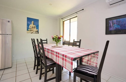 Coffs Harbour House | Private Family Retreat with Yard