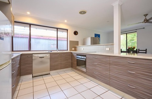 Coffs Harbour House | Private Family Retreat with Yard