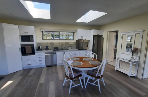 Clifton Beach Cottage | Private Getaway Close to Clifton Beach