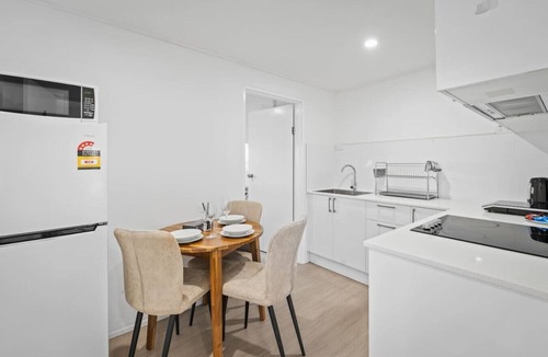 Macgregor House | Private King-bed Suite Near Garden City w/Kitchen