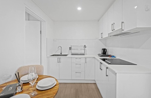 Macgregor House | Private King-bed Suite Near Garden City w/Kitchen