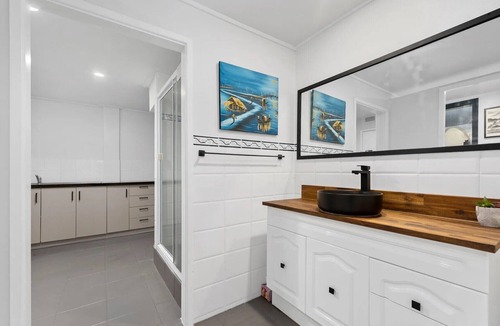 Eleebana House | Private Lower‑Level 2‑Bedroom Unit – Walk to Lake Macquarie