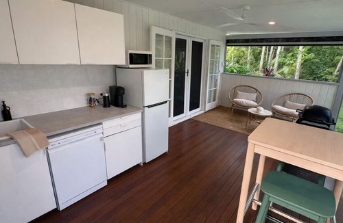 Doonan Apartment | Private Noosa Hinterland Retreat with Outdoor Shower & Deck