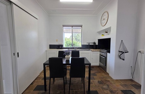 Kelmscott Cottage | Private Perth Hills Cottage | Nature Retreat with Kangaroos