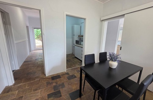 Kelmscott Cottage | Private Perth Hills Cottage | Nature Retreat with Kangaroos