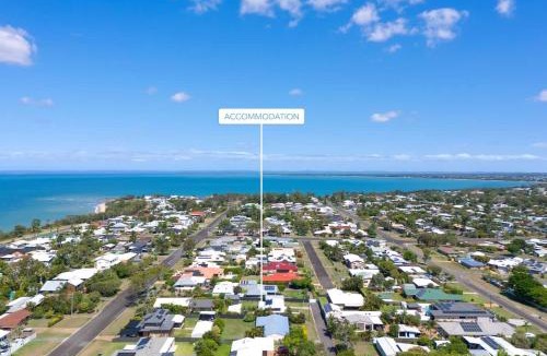 Point Vernon House | Private Poolside Paradise -PoolBar - Walk to Beach
