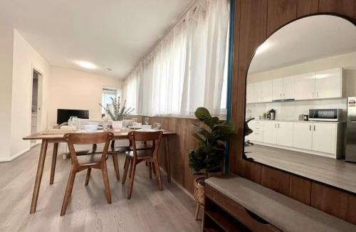 Sunnybank House | Private Spacious Studio King Bed Walk to Hubs