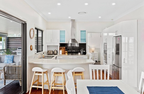Marks Point House | Private Waterfront 4 Bedroom Home with Jacuzzi. Close to Beach and Cafes.