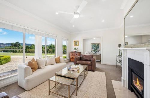 Central Mudgee House | Putta Bucca Manor - Poised Poolside Country Living