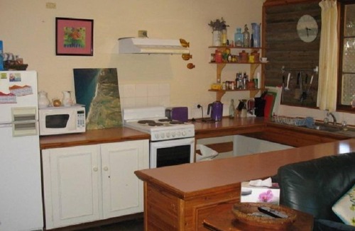 Carrickalinga House | Quaint Log Cabin Hidden Amongst The Trees