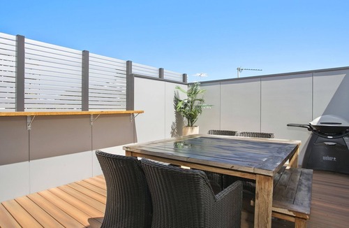 Ocean Grove House | QUALITY ACCOMMODATION ONLY 200M FROM BEACH & TOWN CENTRE! - 82A Orton Street