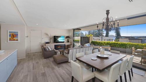 Avoca Beach House | Quarterdeck 1 - Luxury Apartment Suits 2 Families