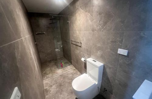 Guildford House | Queen Room with Attached Bathroom - OR10