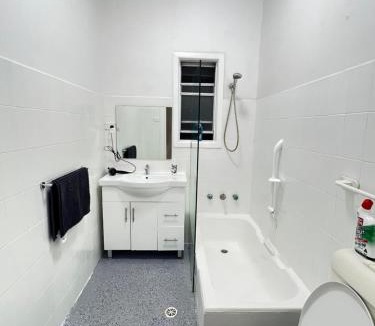Lidcombe House | Queen Room with Air Conditioning, Train Station - LD4