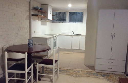 Mangerton House | Quiet leafy suburb near city centre