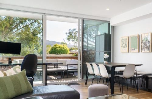 Reid Apartment | Quiet Modern Apartment in Prime Location - Hosted by Canstay