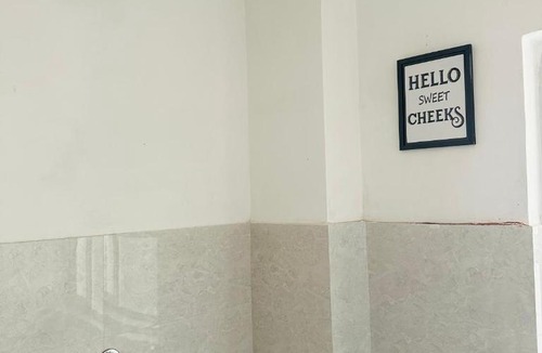 New Delhi Apartment | Qutub cinema loft with bathtub