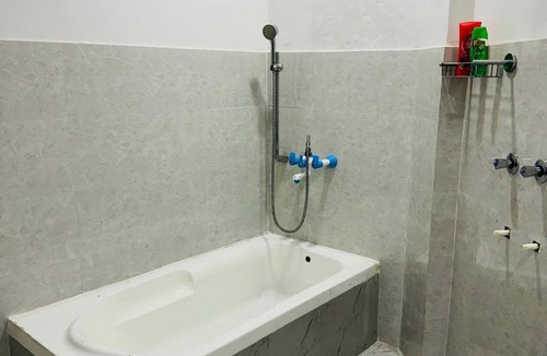 New Delhi Apartment | Qutub cinema loft with bathtub