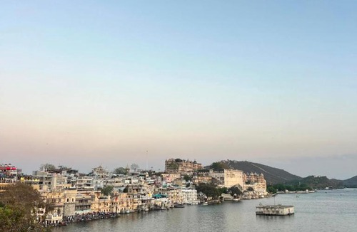 Udaipur Hotel | Raahgir LakeView Hostel