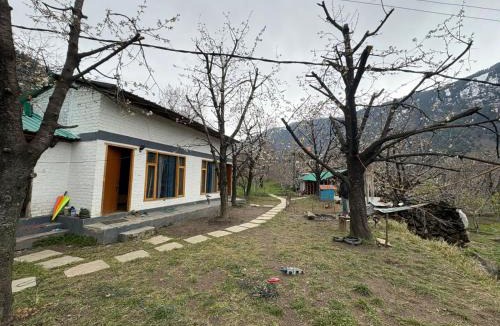 Old Manali Hostel | Raahi Roots